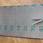 Cięcie maty nożyczkami po nadrukowanej siatce